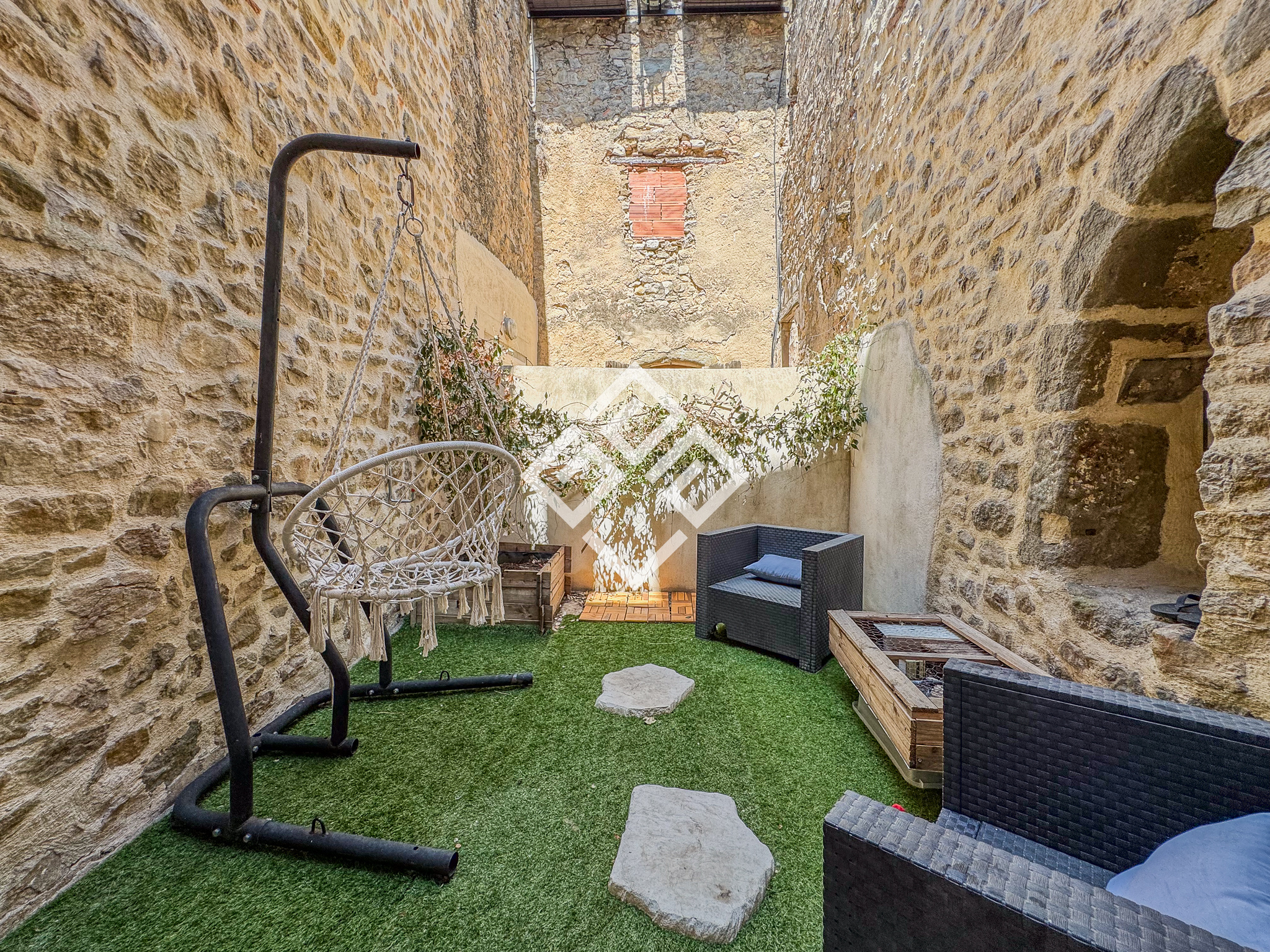 Laurette Maison en pierre, terrasses et dépendance